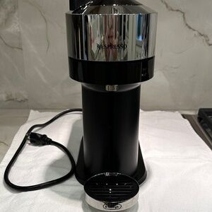 Nespresso Vertuo coffee machine with 1 descaler packet